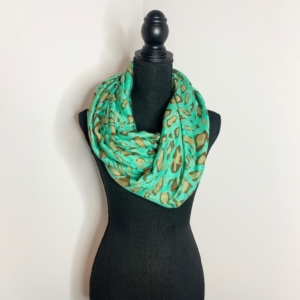 Green Leopard Round Infinity Women's Scarf 72 Dia